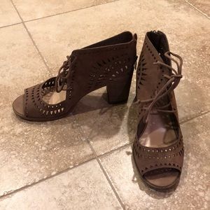 Vince camuto tarita laser cut sandal